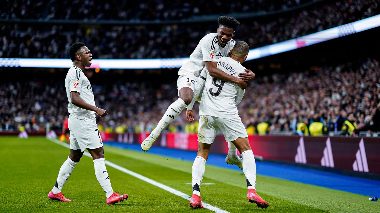 los jugadores del Real Madrid celebrando un gol vs Rayo Vallecano