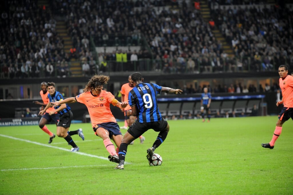 Samuel Eto'o regateando a Carles Puyol