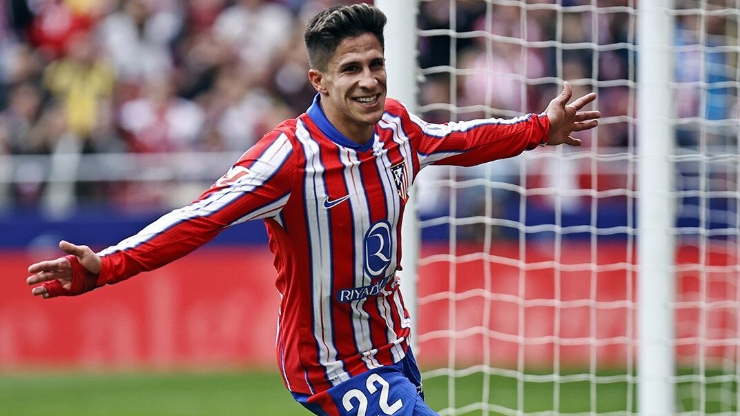 Giuliano celebrando un gol