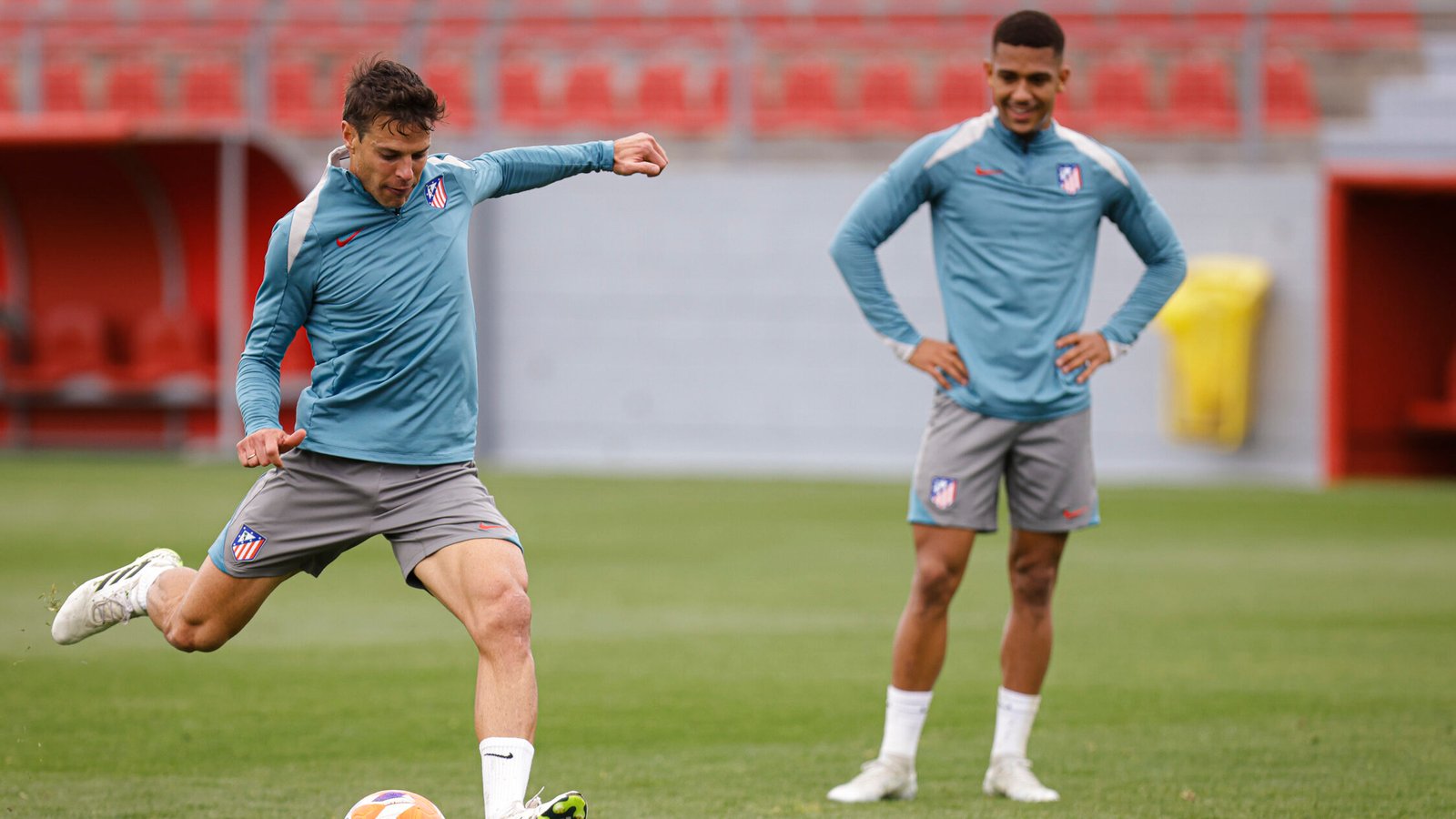 César Azpilicueta lanzando una falta