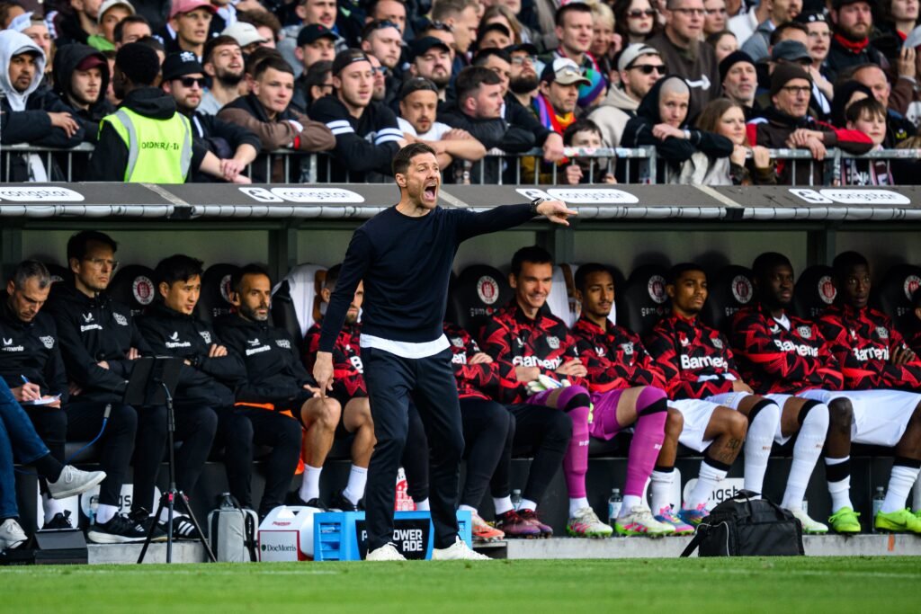 Xabi Alonso dirigiendo un partido / Vía X/Bayer04_es
