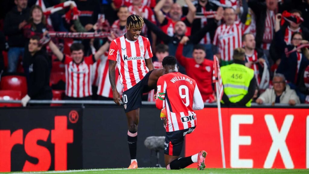 Iñaki y Nico Williams celebran un gol