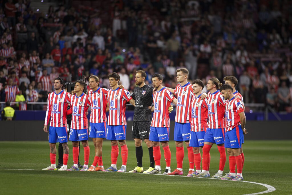 El Atleti hace un minuto de silencio por el Papa Francisco.