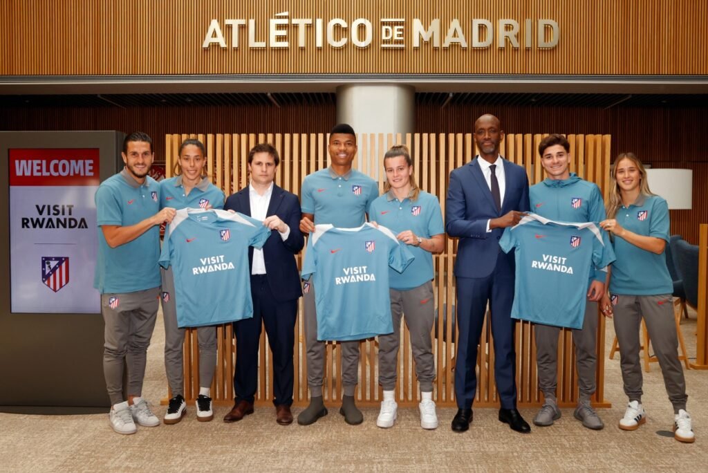 El Atleti firma con Visit Rwanda.