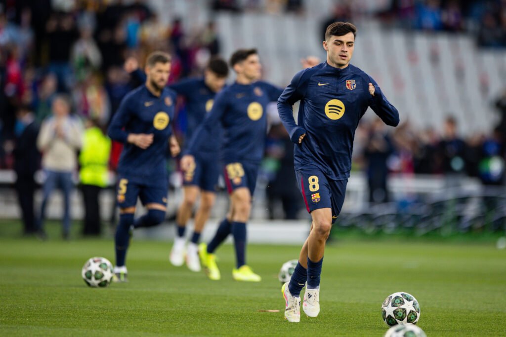 Pedri entrando en calor antes del encuentro