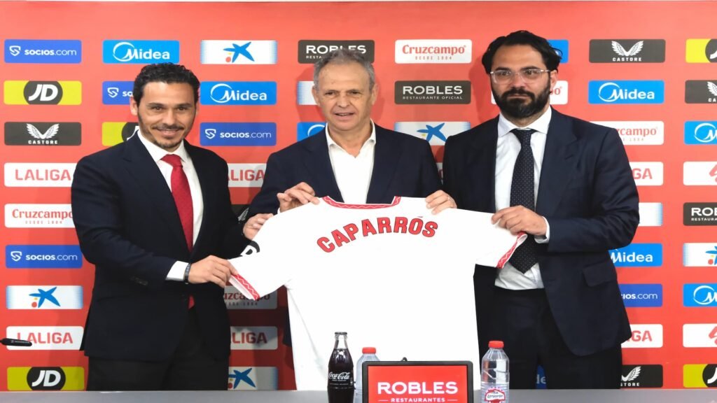 Caparrós, nuevo entrenador del Sevilla / Vía: Sevilla FC