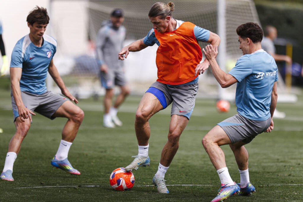 Gallagher, Le Normand y Julián Álvarez entrenando.