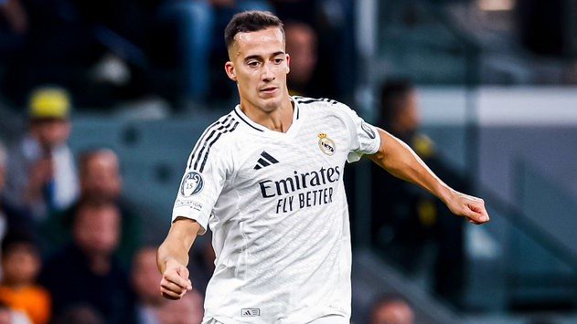 lucas Vázquez con el balón