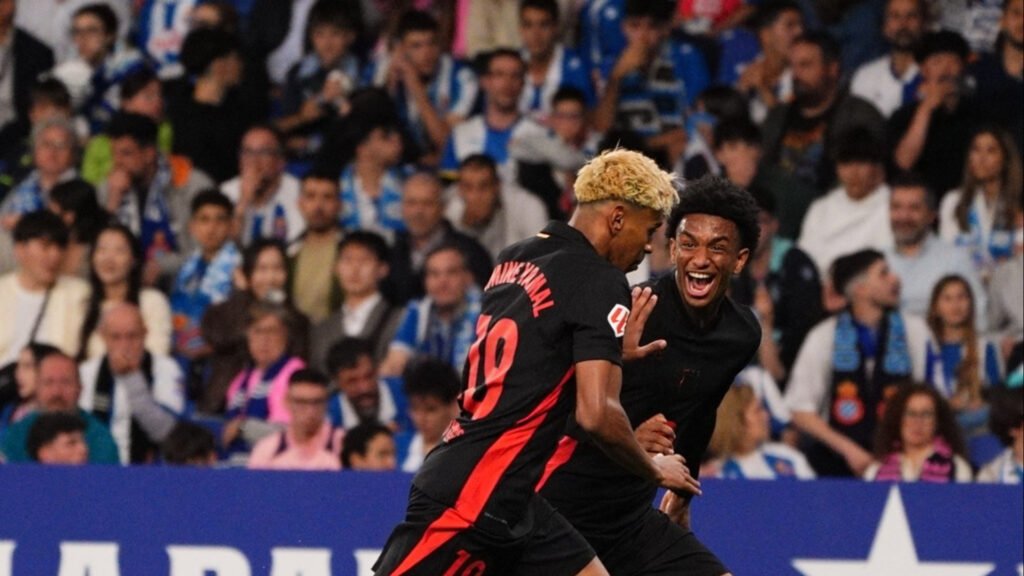 Lamine Yamal celebrando que el Barcelona es campeón ante el Espanyol. Via: Fcbarcelona.es