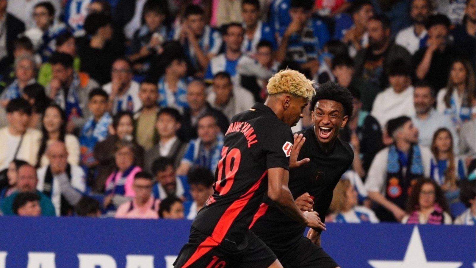 Lamine Yamal celebrando que el Barcelona es campeón ante el Espanyol. Via: Fcbarcelona.es