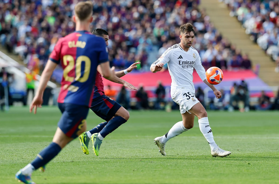 Asencio frente al FC Barcelona