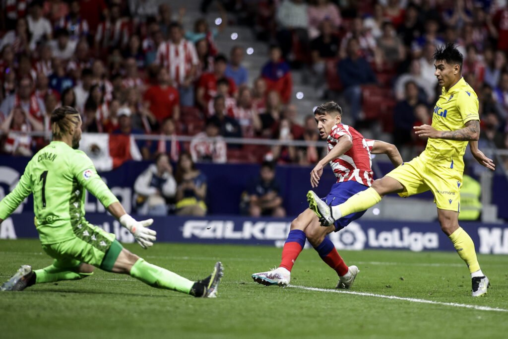 Nahuel Molina marca gol al Cádiz.