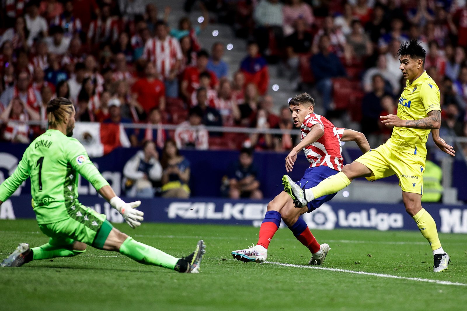 Nahuel Molina marca gol al Cádiz.