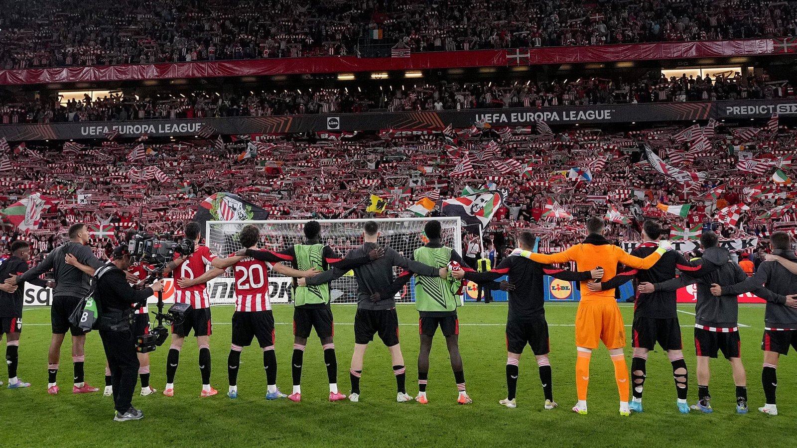 Plantilla del Athletic celebra en San Mamés