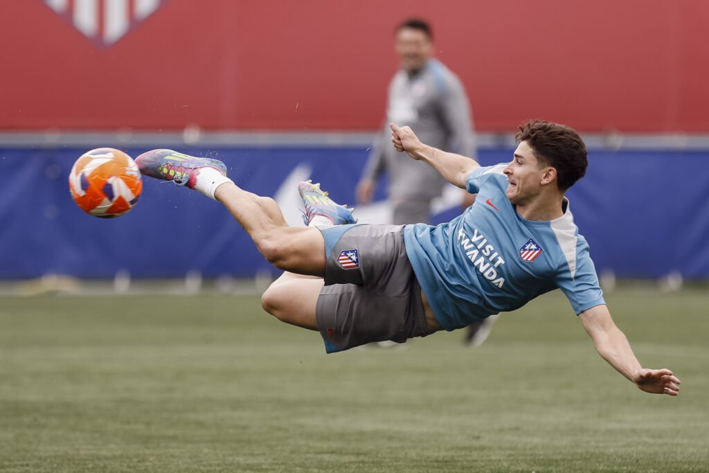 Julián Álvarez hace una chilena en el entrenamiento.
