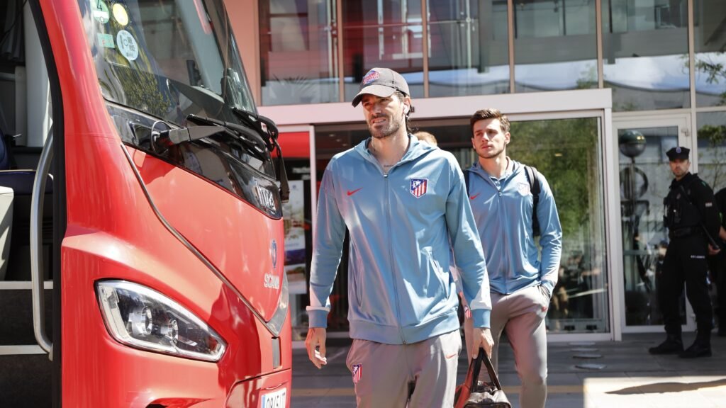 De Paul viajando con el Atlético de Madrid.