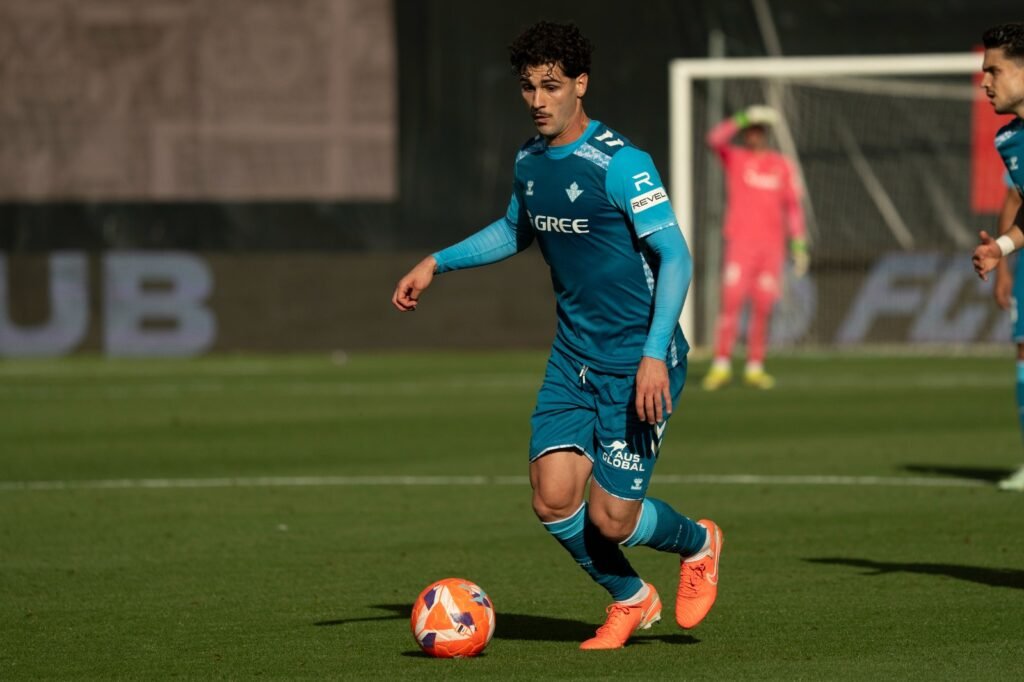 Johnny Cardoso jugando en Vallecas