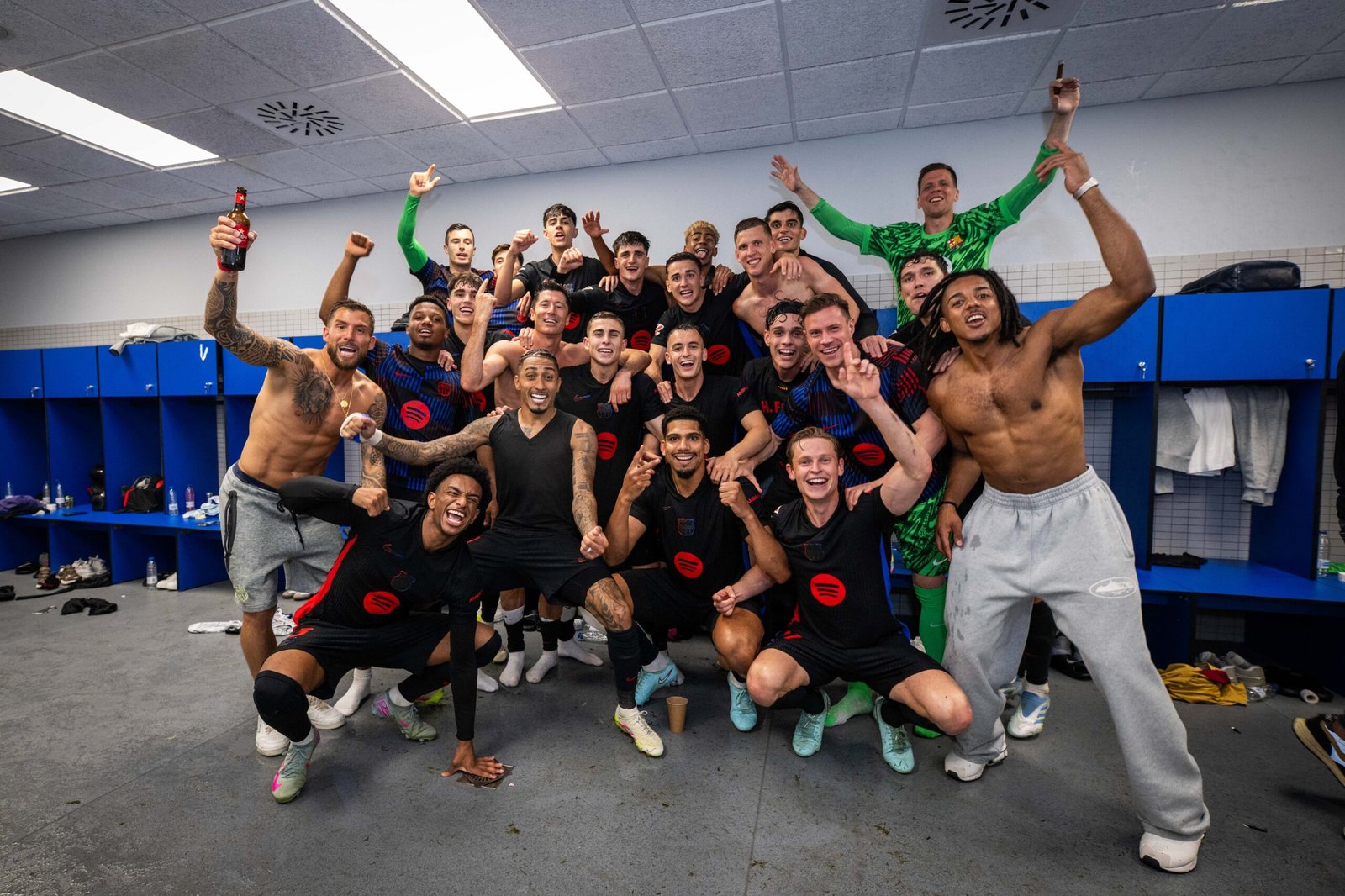 El vestuario del Barcelona celebrando La Liga