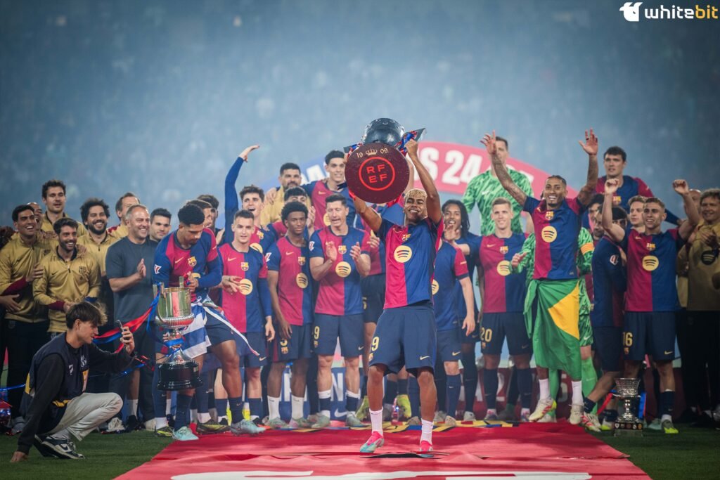 Lamine Yamal levantando el trofeo de Liga
