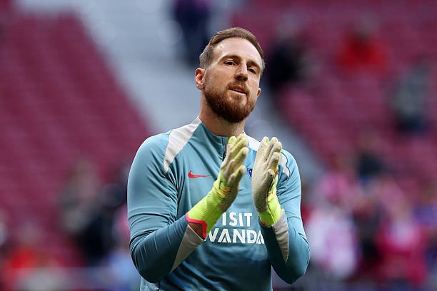 Oblak aplaudiendo a la afición en el calentamento.