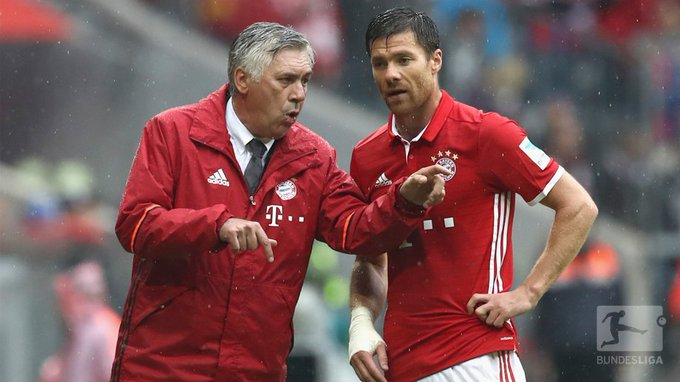 Carlo Ancelotti dando instruccioneo