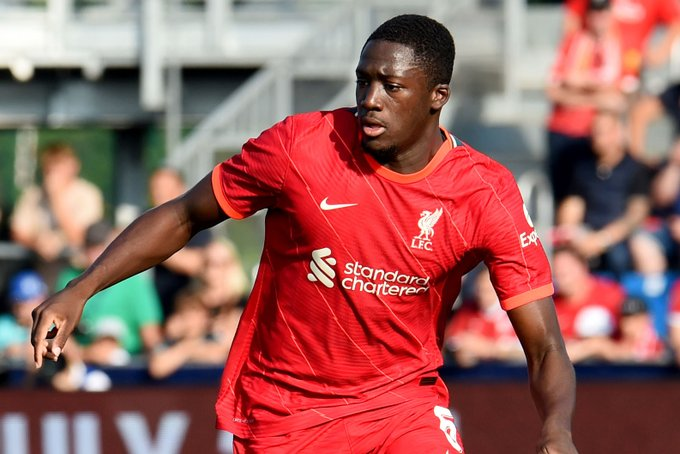 Ibrahima Konaté jugando con el Liverpool