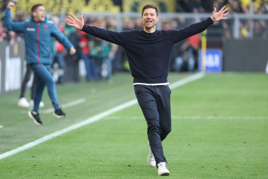 Xabi Alonso celebrando con Bayer Leverkusen