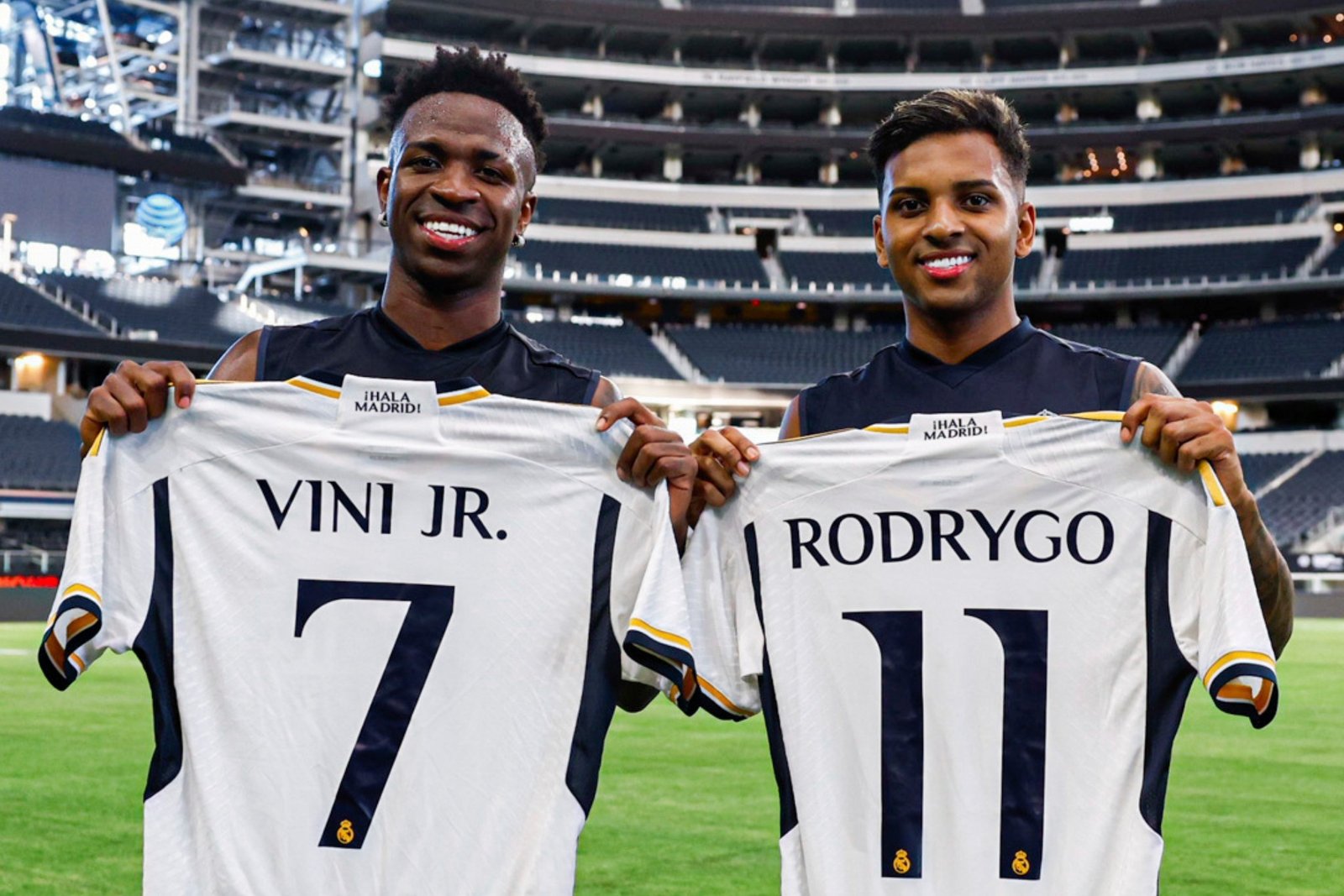 Vinicius y Rodrygo, en los actos de sus respectivas renovaciones con el Real Madrid / Vía RealMadrid.com