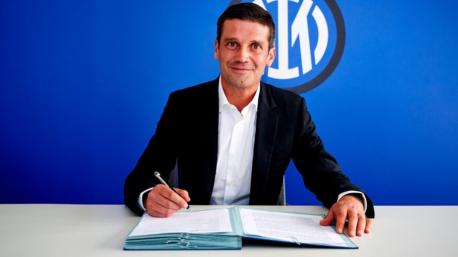 Chivu firmando el contrato