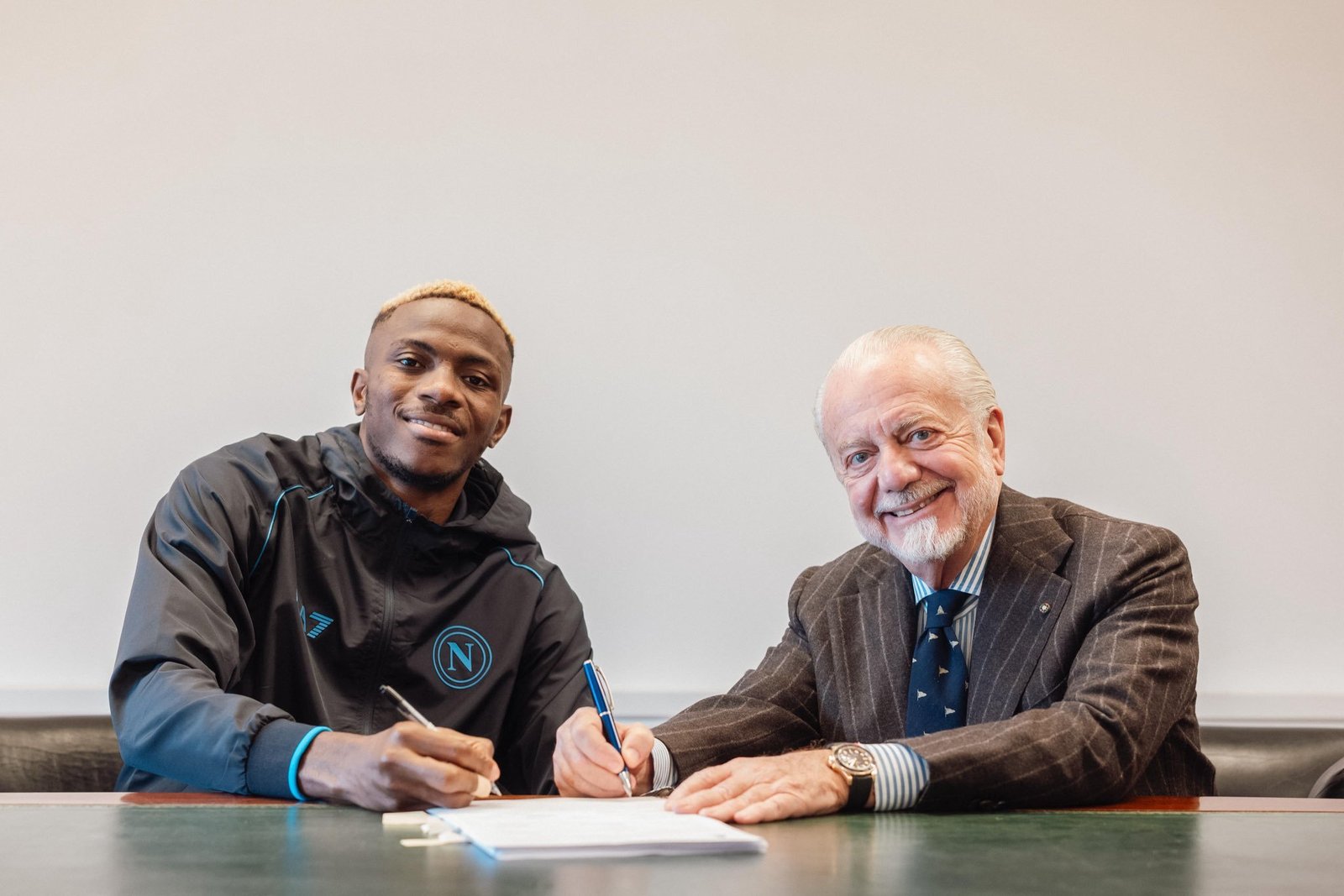 Osimhen firmando su contrato hasta 2026 con el Nápoles / Vía X/@sscnapoliES
