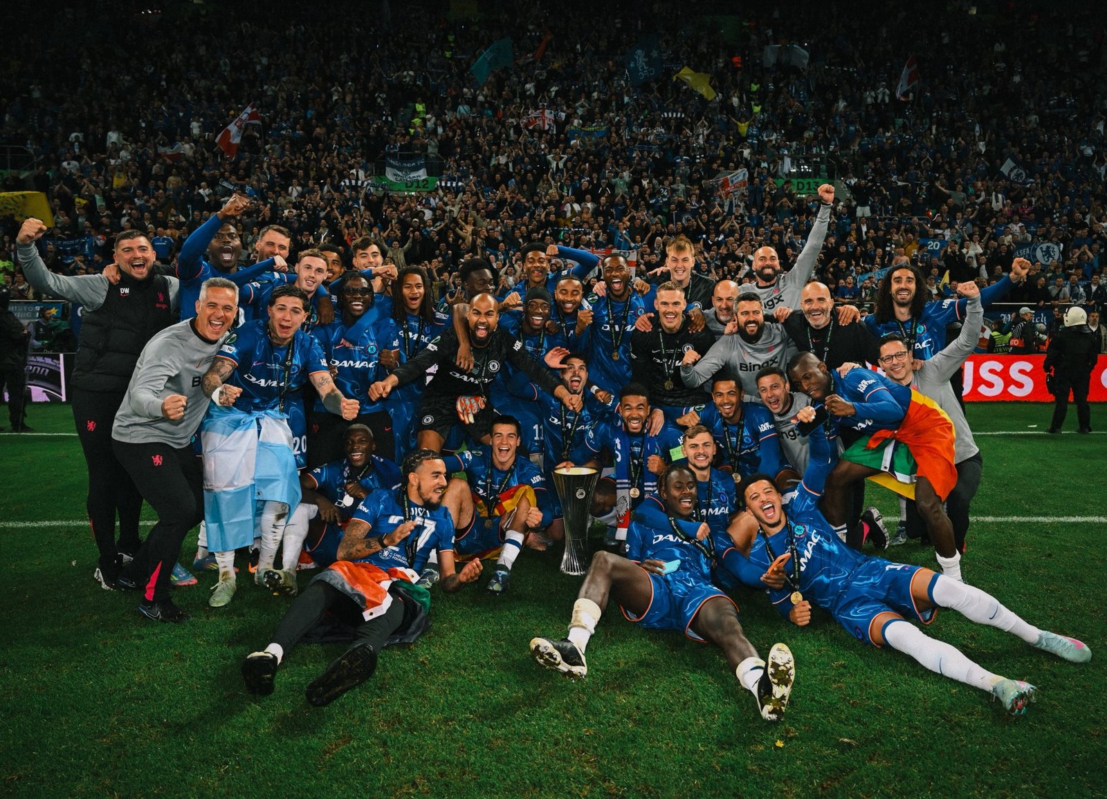 Jugadores y cuerpo técnico celebrando el título conseguido ante el Betis.