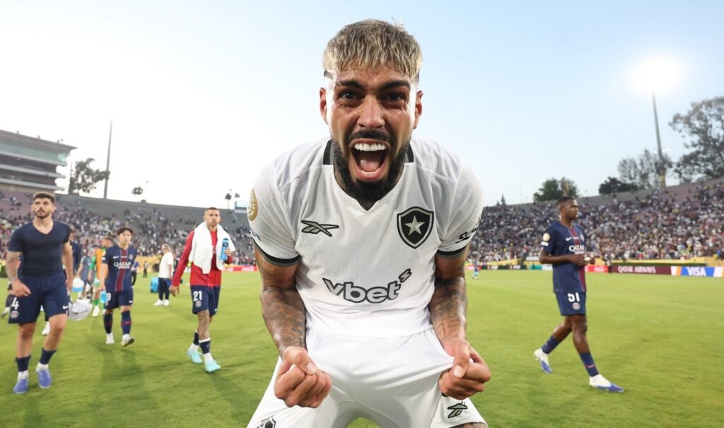 Alexander Barboza (Botafogo) celebra victoria vs. PSG | Vía X.
