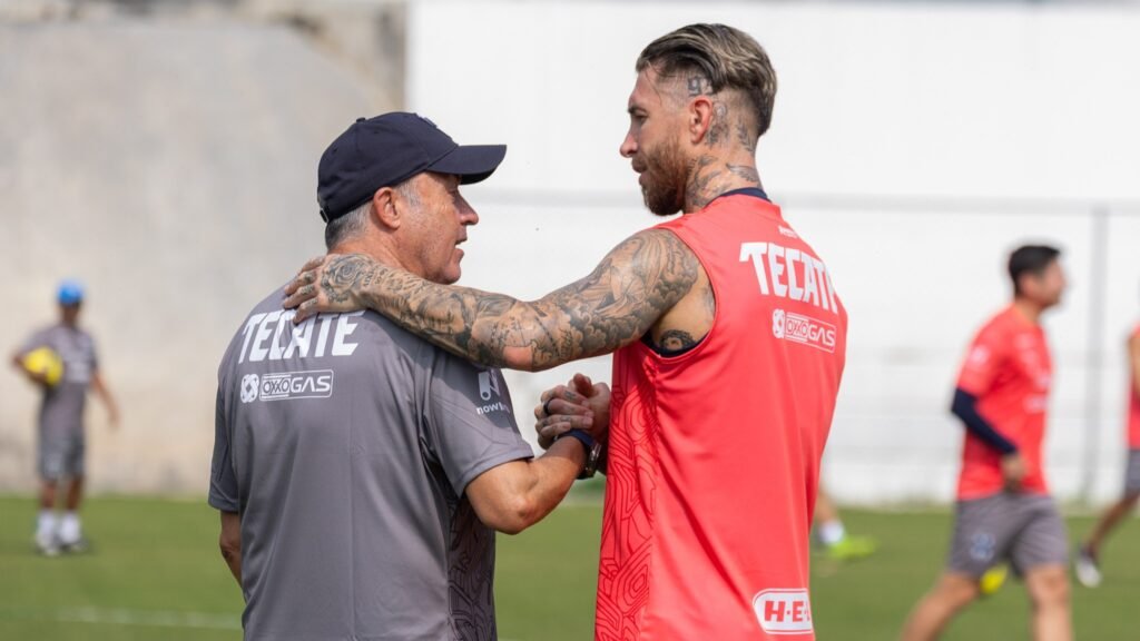 Ramos con su entrenador de Rayados