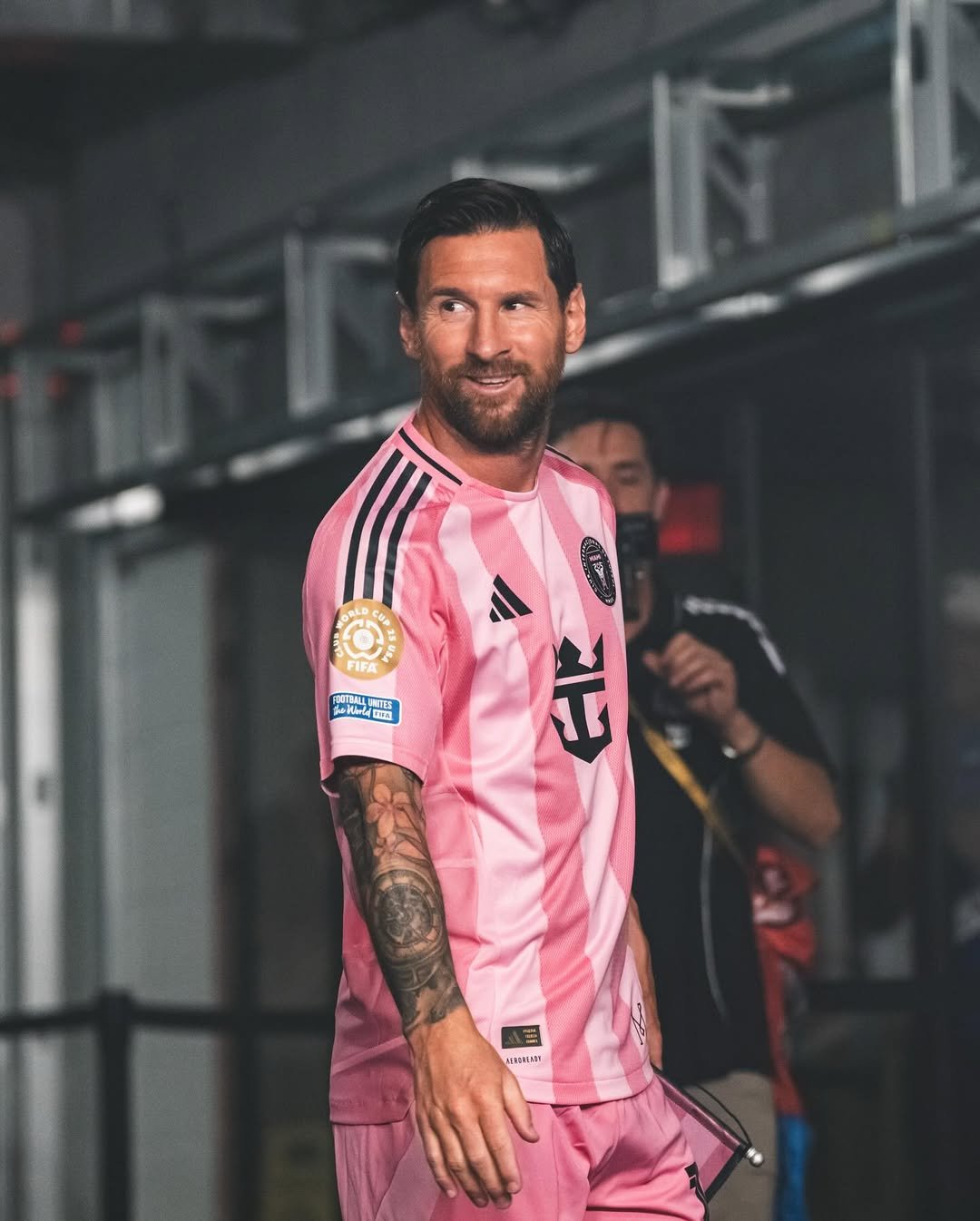 Messi en la entrada al campo