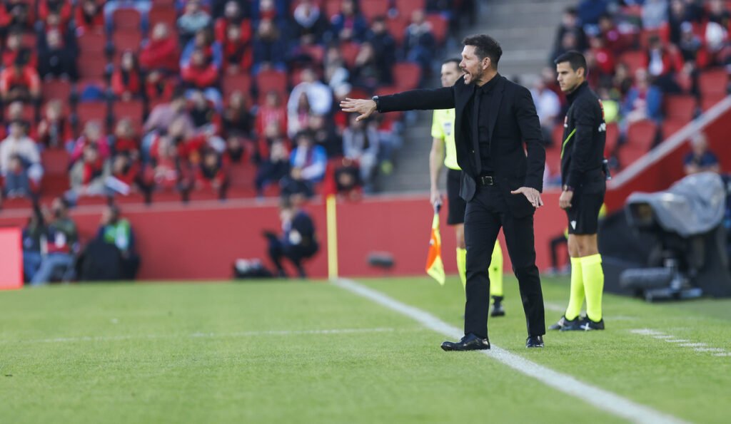Simeone en el terreno de juego. Fuente: Atlético de Madrid