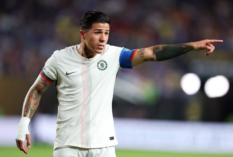 Enzo Fernández jugando con el Chelsea.