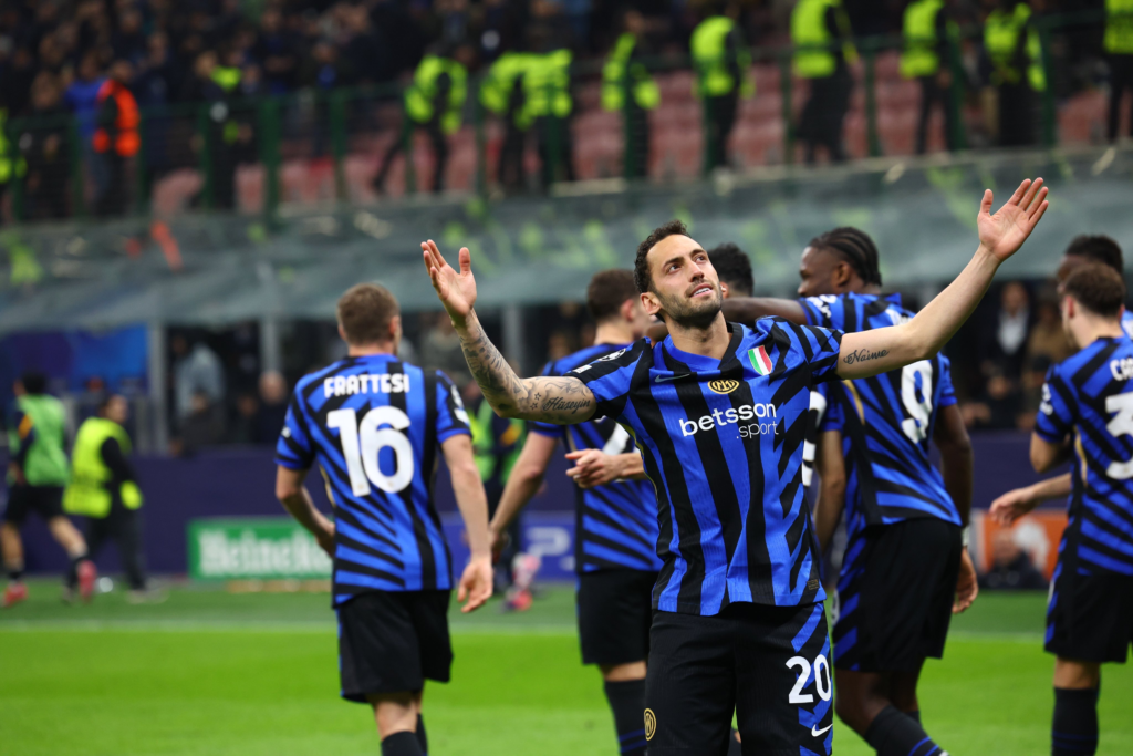 Calhanoglu celebrango gol con el Inter de Milán