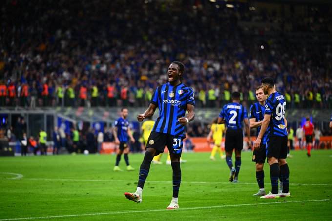 Bisseck celebrango gol con el Inter de Milán