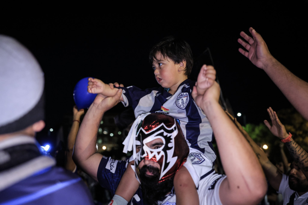 Afición "tuza" antes de entrar al estadio