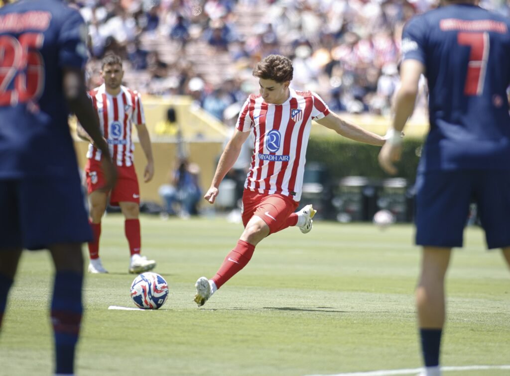 Julián Álvarez lanzando una falta ante el Paris Saint Germain.