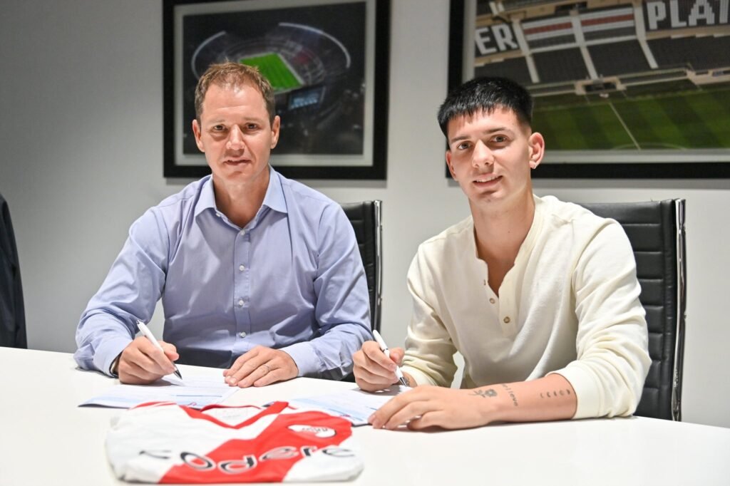 Franco Mastantuono y Jorge Brito firmando su última renovación