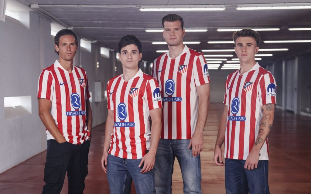 Marcos Llorente, Sorloth, Julián Álvarez y Pablo Barrios con la nueva equipación.