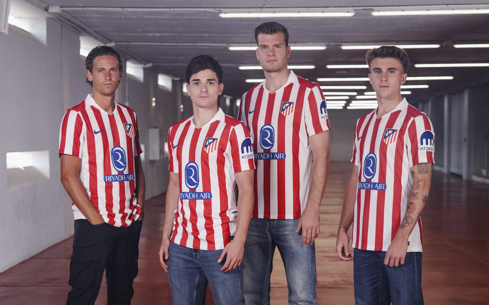 Marcos Llorente, Sorloth, Julián Álvarez y Pablo Barrios con la nueva equipación.
