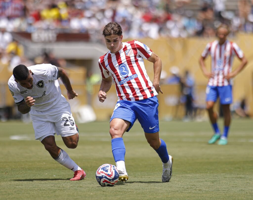 Julián Álvarez jugando contra el Botafogo.