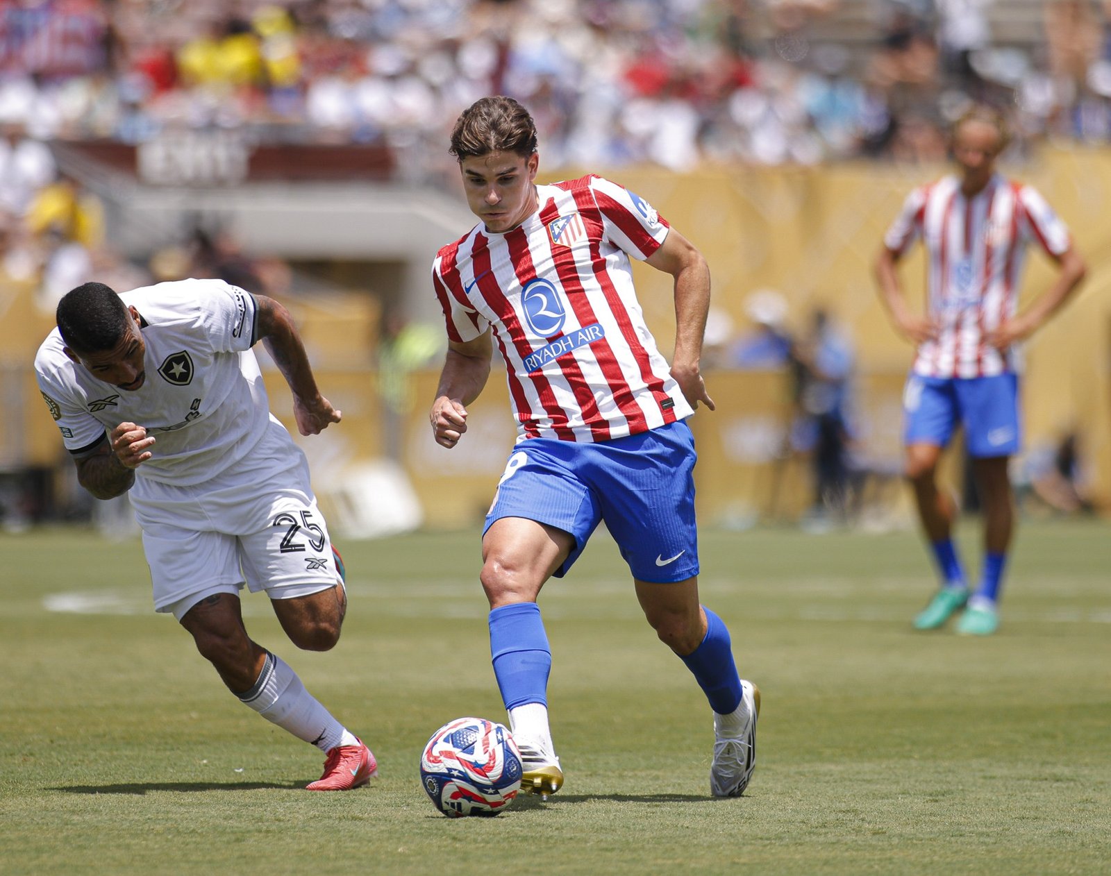Julián Álvarez jugando contra el Botafogo.