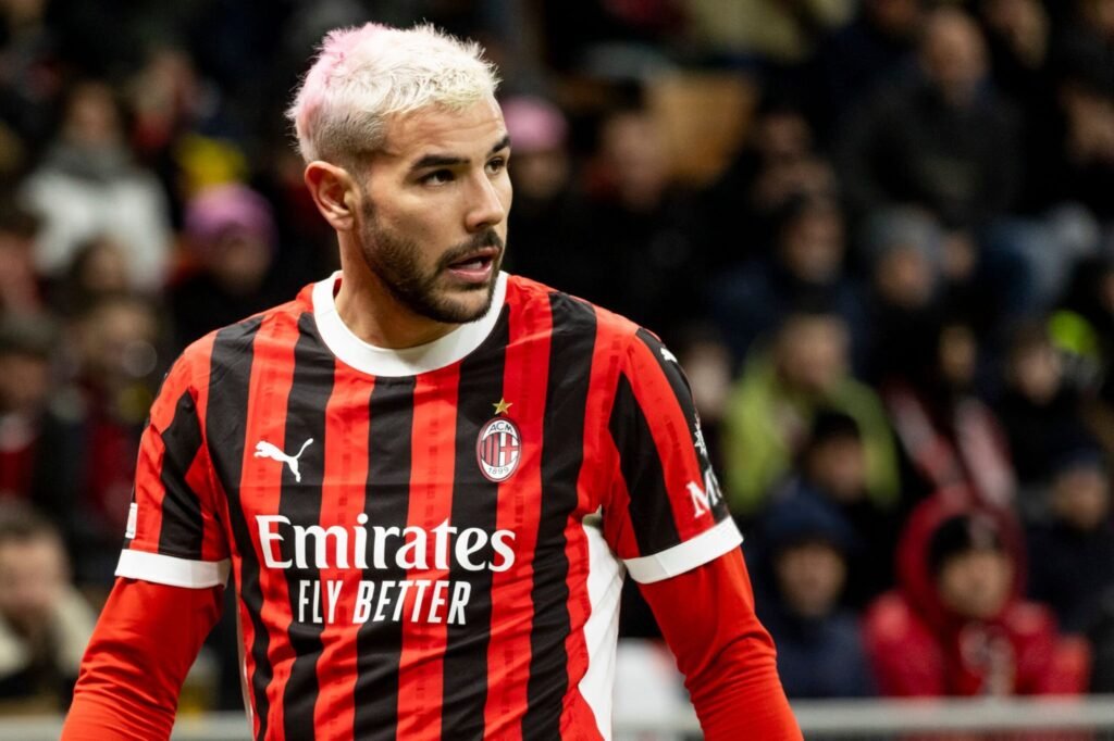 Theo Hernández disputando un encuentro con la camiseta del AC Milan.
