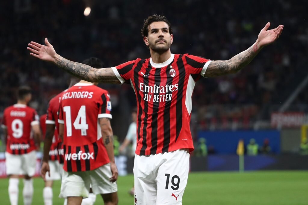 Theo celebrando un gol con la camiseta del AC Milan.