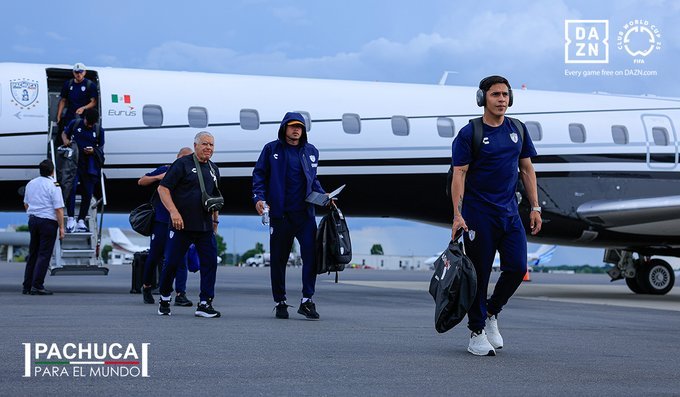 Los jugadores del Pachuca saliendo del avión