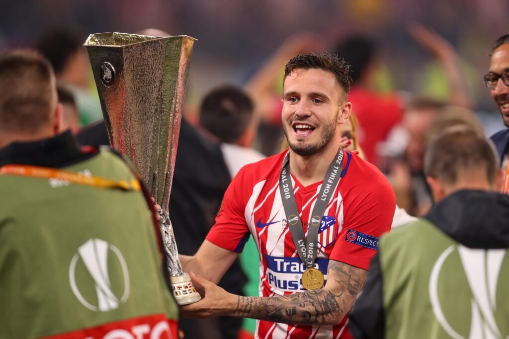 Saúl Ñíguez levantando la Supercopa de Europa con el Atlético de Madrid