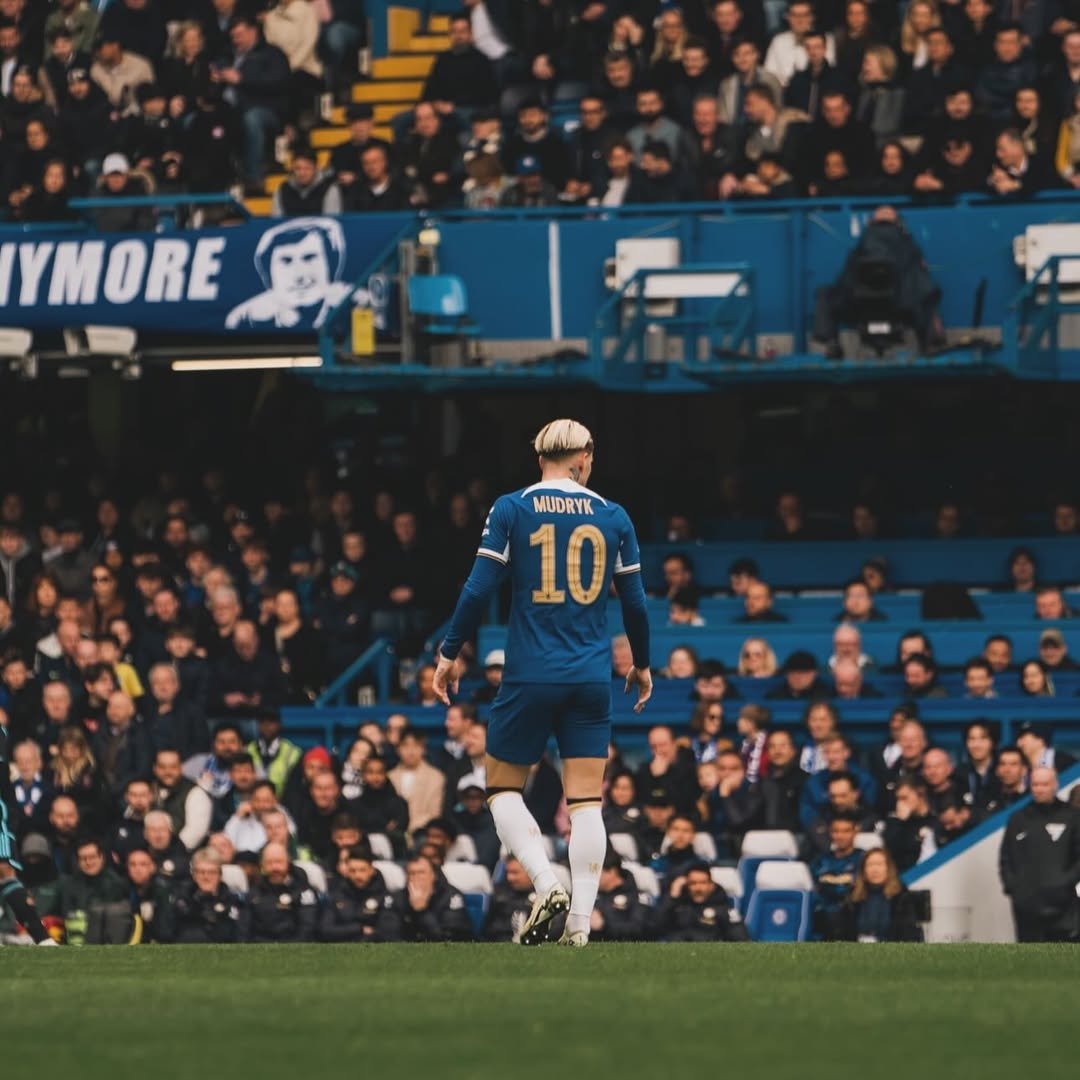 Mudryk vistiendo el 10 del Chelsea